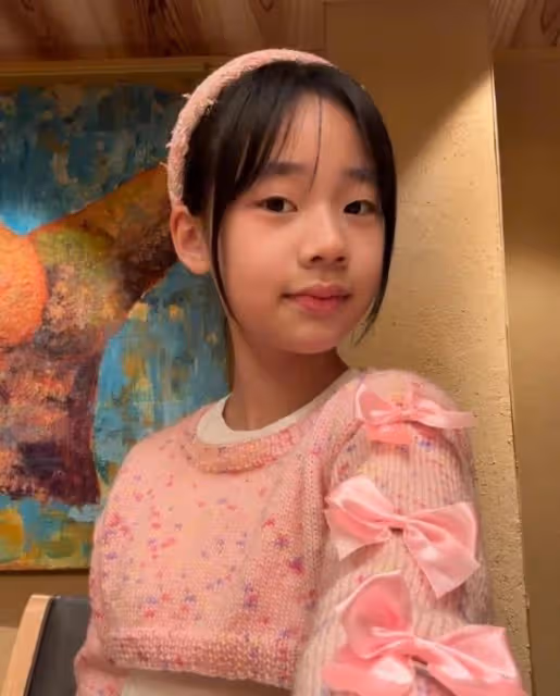 小S小女兒慶祝12歲生日，在蛋糕面前鬼馬精靈，比兩個姐姐還漂亮