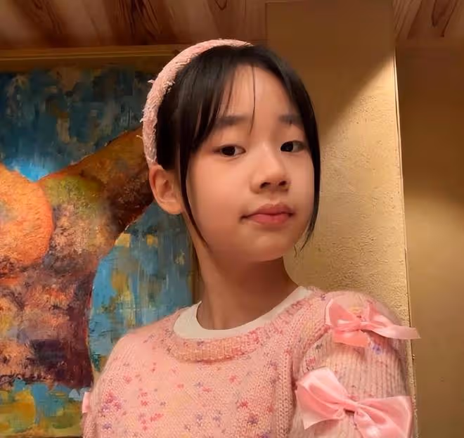 小S小女兒慶祝12歲生日，在蛋糕面前鬼馬精靈，比兩個姐姐還漂亮