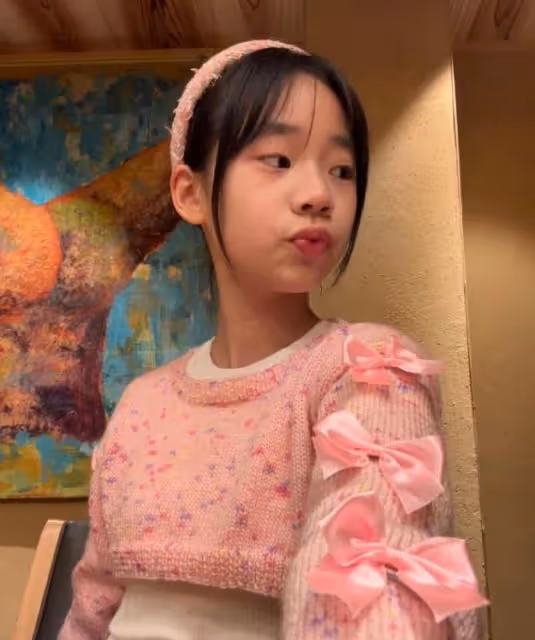 小S小女兒慶祝12歲生日，在蛋糕面前鬼馬精靈，比兩個姐姐還漂亮