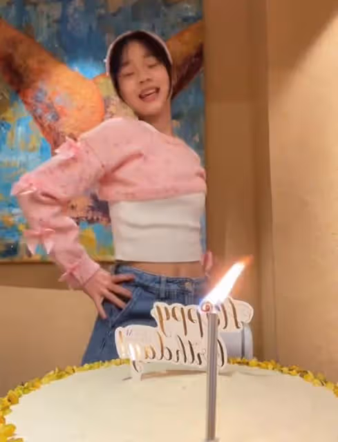 小S小女兒慶祝12歲生日，在蛋糕面前鬼馬精靈，比兩個姐姐還漂亮
