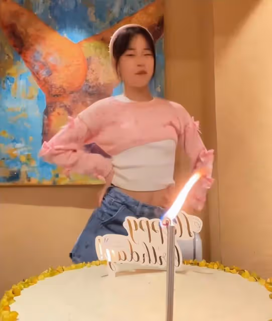 小S小女兒慶祝12歲生日，在蛋糕面前鬼馬精靈，比兩個姐姐還漂亮