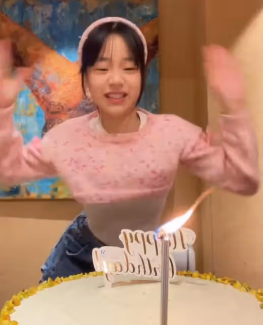 小S小女兒慶祝12歲生日，在蛋糕面前鬼馬精靈，比兩個姐姐還漂亮