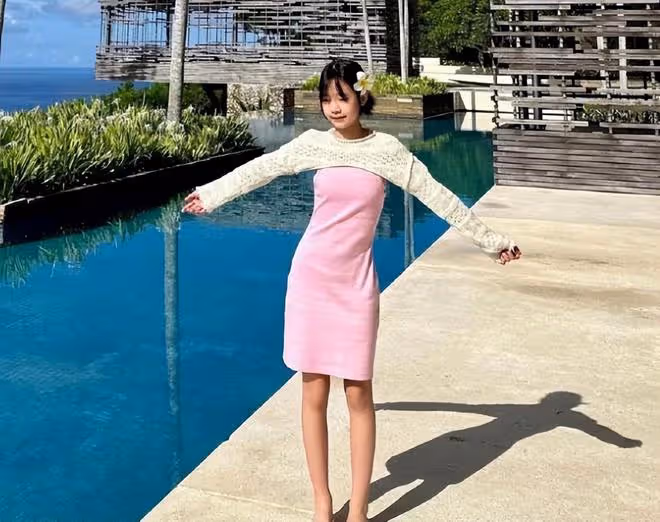 小S小女兒慶祝12歲生日，在蛋糕面前鬼馬精靈，比兩個姐姐還漂亮