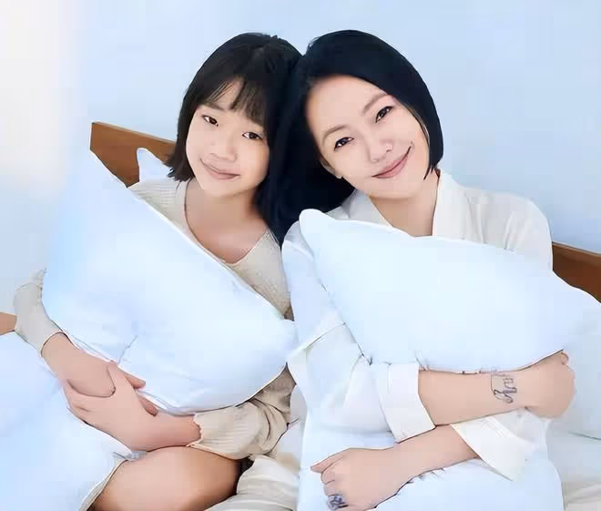 小S小女兒慶祝12歲生日，在蛋糕面前鬼馬精靈，比兩個姐姐還漂亮
