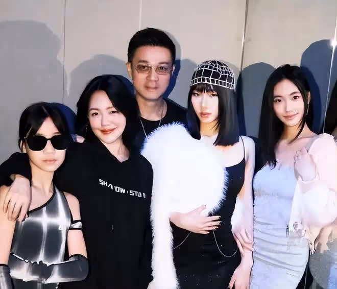小S小女兒慶祝12歲生日，在蛋糕面前鬼馬精靈，比兩個姐姐還漂亮