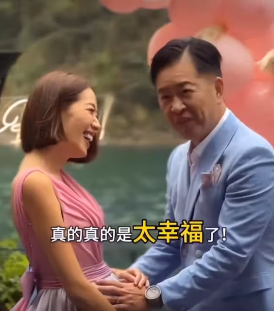 39歲劉伊心官宣三胎，63歲富豪老公舉辦派對，夫妻秀恩愛慶祝