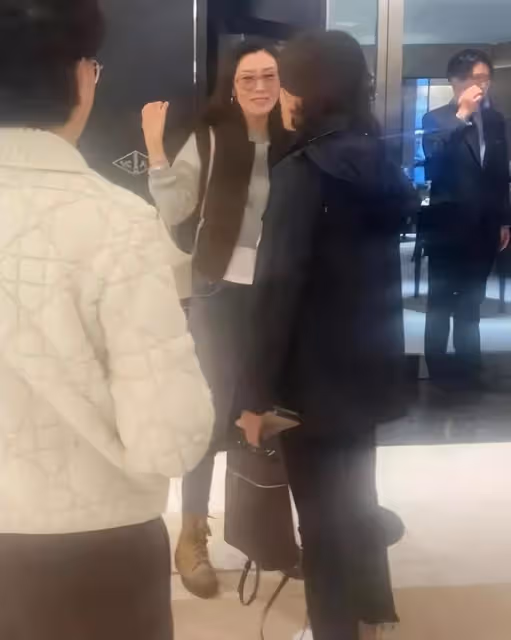 53歲李嘉欣穿衣被批太土氣，身材和狀態是真的好，氣質優雅迷人