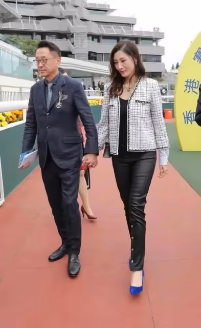 53歲李嘉欣穿衣被批太土氣，身材和狀態是真的好，氣質優雅迷人