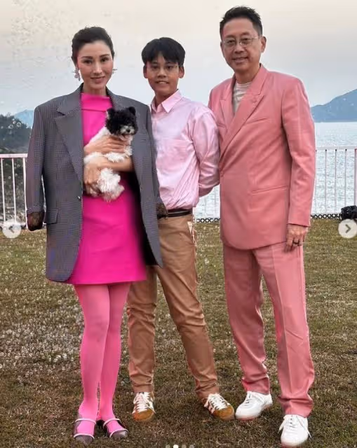 53歲李嘉欣穿衣被批太土氣，身材和狀態是真的好，氣質優雅迷人