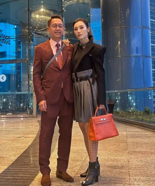 53歲李嘉欣穿衣被批太土氣，身材和狀態是真的好，氣質優雅迷人