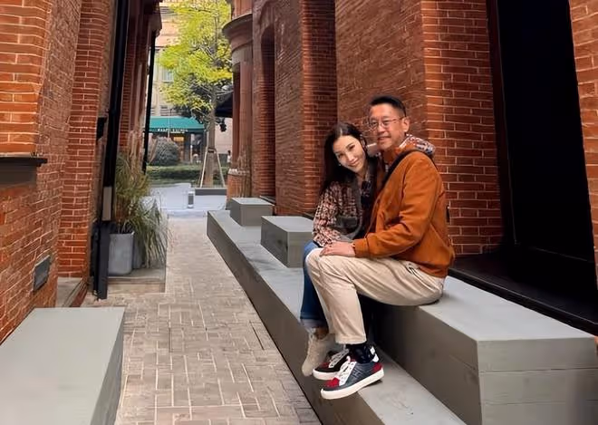 53歲李嘉欣穿衣被批太土氣，身材和狀態是真的好，氣質優雅迷人