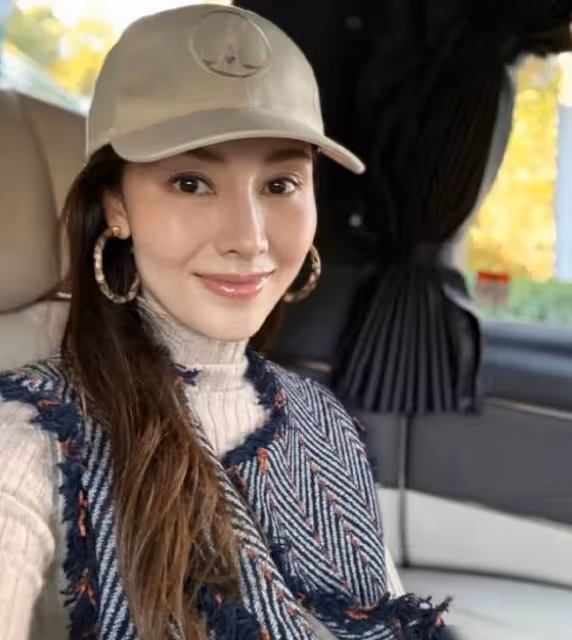 53歲李嘉欣穿衣被批太土氣，身材和狀態是真的好，氣質優雅迷人