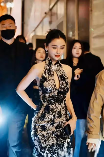 楊穎旗袍亮相,網友讚嘆容顏!評論區卻傳來大罵聲?