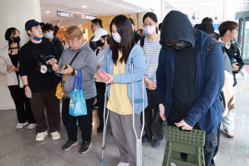 IU現場票開賣驚動警方！女粉拄拐杖夜排3天　8年鐵粉嗨喊「我要去看妳了」