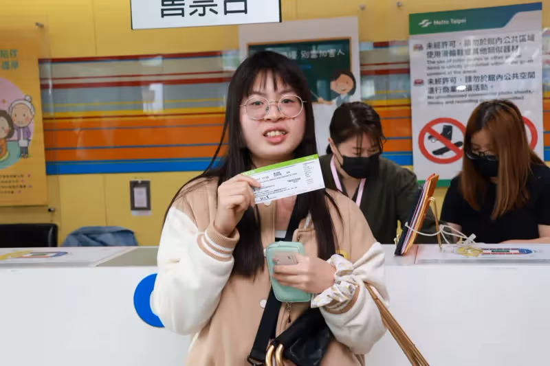IU現場票開賣驚動警方！女粉拄拐杖夜排3天　8年鐵粉嗨喊「我要去看妳了」