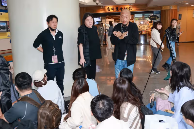 IU現場票開賣驚動警方！女粉拄拐杖夜排3天　8年鐵粉嗨喊「我要去看妳了」