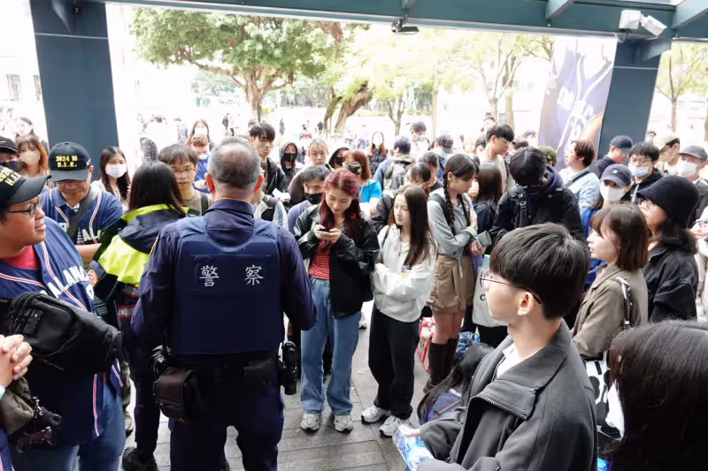 IU現場票開賣驚動警方！女粉拄拐杖夜排3天　8年鐵粉嗨喊「我要去看妳了」