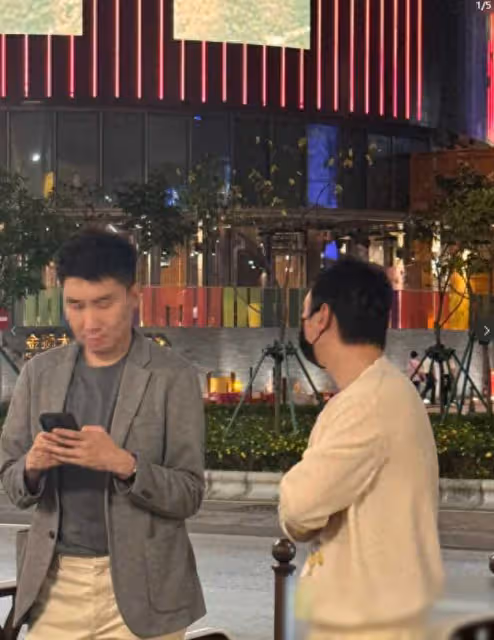 王思聰陪美女買包，吃三明治引熱議，生圖下美女顏值爆表