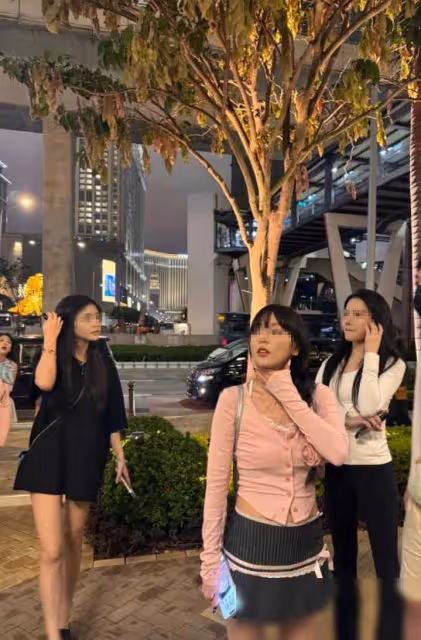 王思聰陪美女買包，吃三明治引熱議，生圖下美女顏值爆表