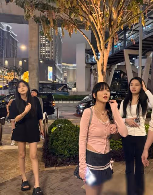 王思聰陪美女買包，吃三明治引熱議，生圖下美女顏值爆表