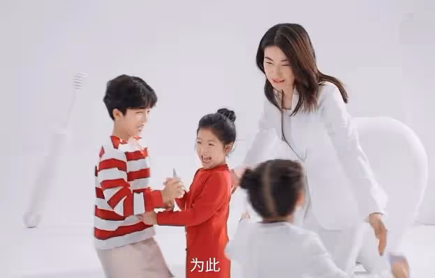 郭晶晶又拿下新代言！和3小孩互動太有愛，一年廣告費幾千萬！