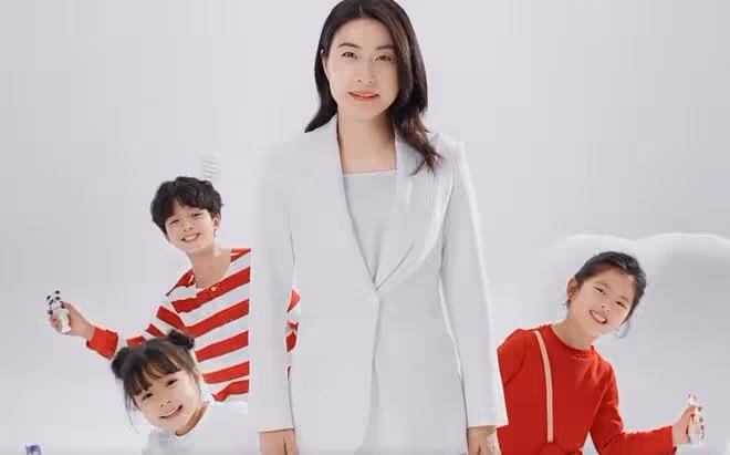 郭晶晶又拿下新代言！和3小孩互動太有愛，一年廣告費幾千萬！