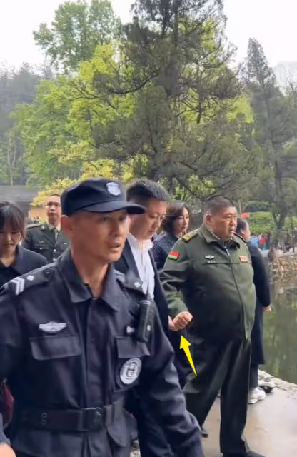 毛新宇回韶山祭祖，47歲劉濱年輕靚麗，16歲女兒漂亮又有禮貌！