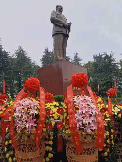 毛新宇回韶山祭祖，47歲劉濱年輕靚麗，16歲女兒漂亮又有禮貌！