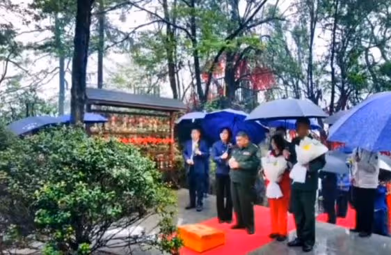 毛新宇回韶山祭祖，47歲劉濱年輕靚麗，16歲女兒漂亮又有禮貌！