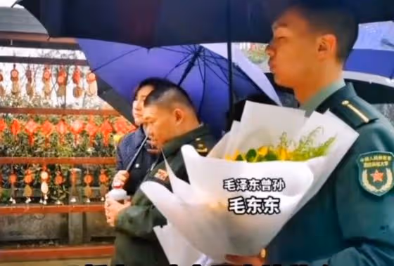 毛新宇回韶山祭祖，47歲劉濱年輕靚麗，16歲女兒漂亮又有禮貌！