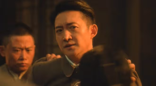 《追風者》直到上海送來鷹洋機，魏若來才發現，自己被錢少良騙了