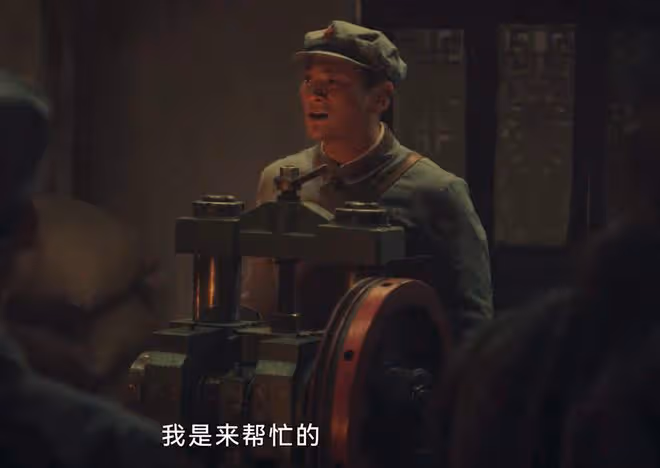《追風者》直到上海送來鷹洋機，魏若來才發現，自己被錢少良騙了