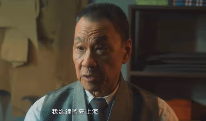 《追風者》直到上海送來鷹洋機，魏若來才發現，自己被錢少良騙了