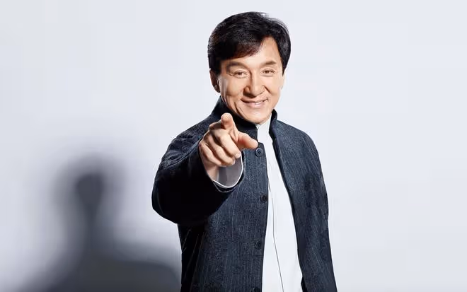 成龍慶七十大壽揭白髮真相，為戲獻身精神贏得網友盛讚