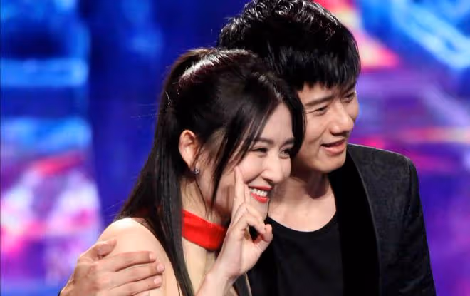 張傑謝娜牽手游迪士尼，老夫老妻恩愛如初