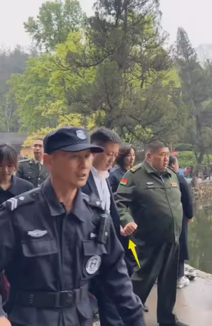 毛新宇回韶山祭祖，47歲劉濱年輕靚麗，16歲女兒漂亮有禮貌！
