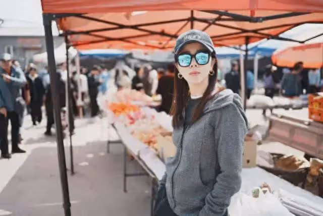 前央視記者李思思帶兒子趕大集，買幾塊錢一大袋爆米花，接地氣！