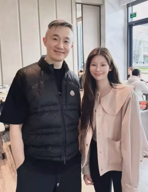 主持人程雷罕見露面，穿2萬元馬甲戴金表，因犯錯轉幕後工作