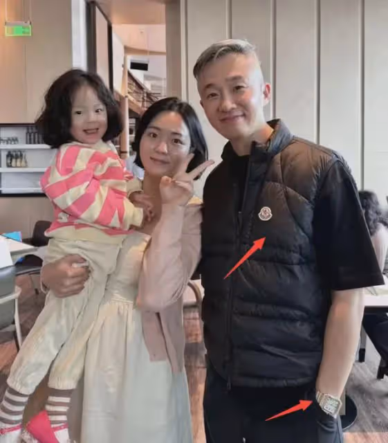主持人程雷罕見露面，穿2萬元馬甲戴金表，因犯錯轉幕後工作