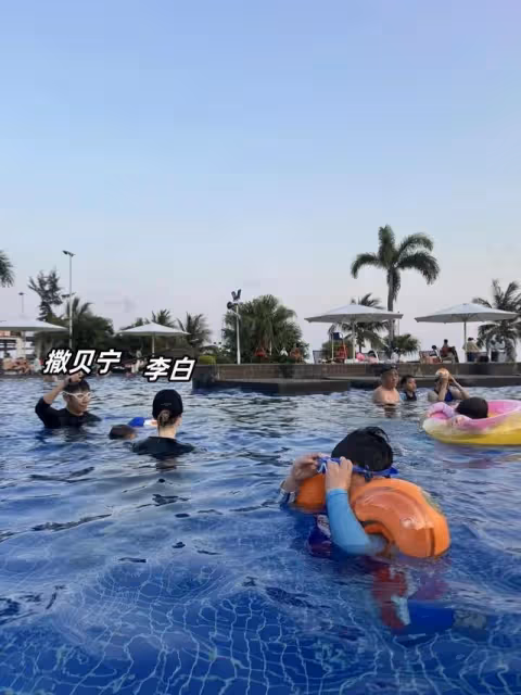 撒貝寧帶家人海南度假，增高鞋又肥又大十分搶鏡，房費5000一晚