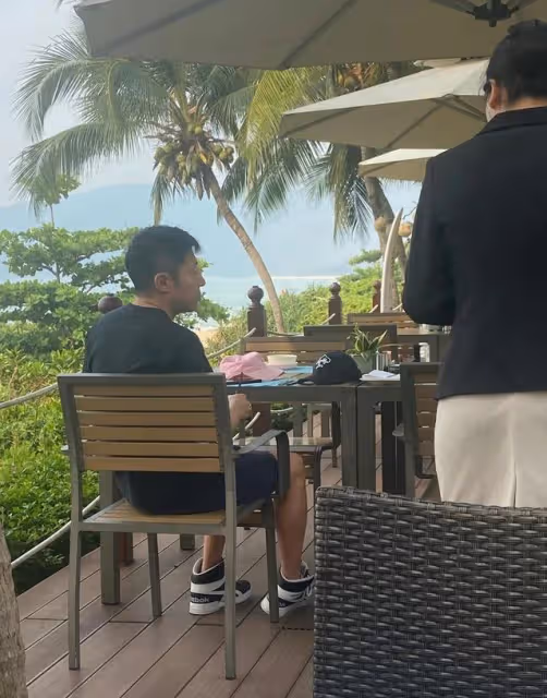 撒貝寧帶家人海南度假，增高鞋又肥又大十分搶鏡，房費5000一晚