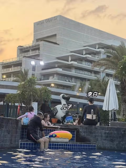撒貝寧帶家人海南度假，增高鞋又肥又大十分搶鏡，房費5000一晚