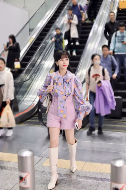 70歲還穿短褲的趙雅芝，讓人看到了中老年女星的「尷尬」