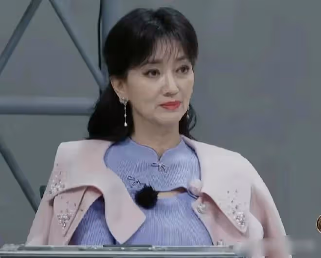 70歲還穿短褲的趙雅芝，讓人看到了中老年女星的「尷尬」