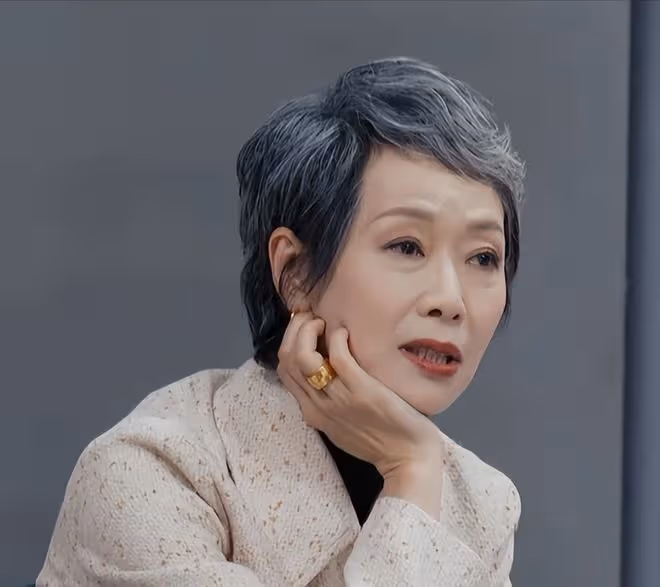 70歲還穿短褲的趙雅芝，讓人看到了中老年女星的「尷尬」