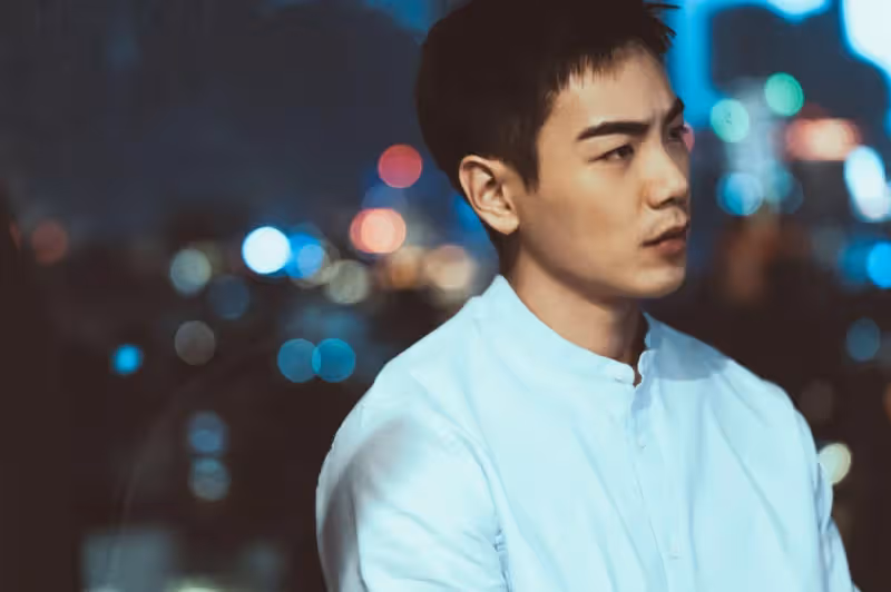 鄰居是一位單親爸爸！ 他得癌症「找我們借20萬去做化療」最後還是不幸過世…葬禮結束後「他兒子拿出一信封給我」我和老公人生就此改變