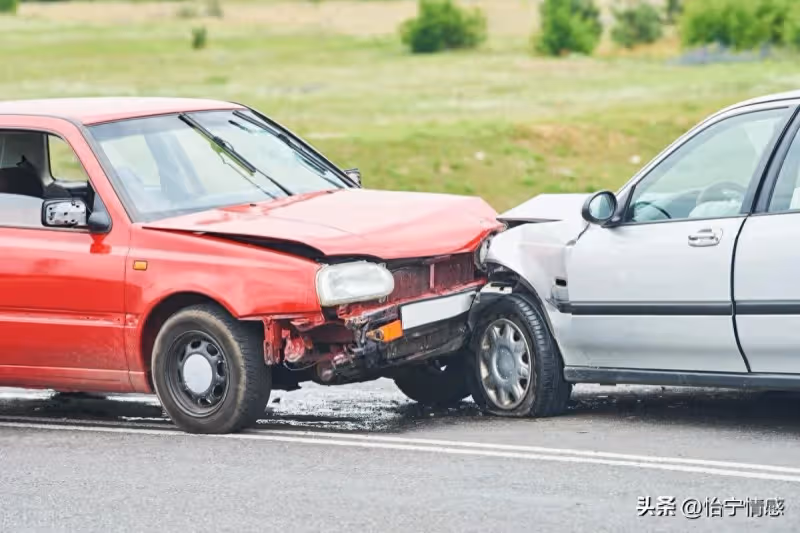公公存款幾百萬「1年換8看護」生活優渥，卻堅持不金援兒子媳婦「連媳婦出意外借10萬都不肯」！ 媳婦受不了上門質問「一進公公家恍然大悟」：是我們該反省…