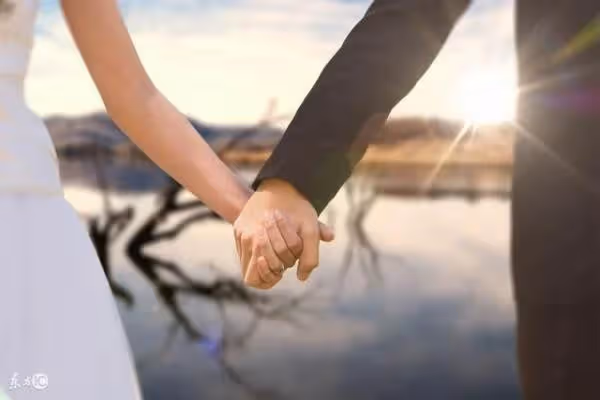 閨蜜搶走了我老公，算命師卻跟我說：妳以後還要感謝她，1年之後接到閨蜜的電話，整個人傻眼了
