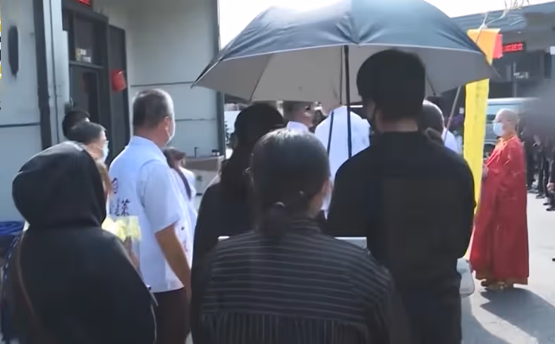 「救他全家都得死」！兒子觸電進ICU「母親含淚放棄治療」　醫生大悟：見死不救才是真慈悲