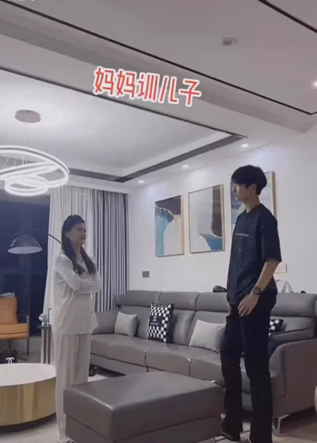 媽媽教育自己193的兒子,一舉動讓兒子繃不住笑了:氣勢不能輸